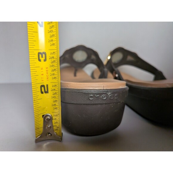 Crocs Sandal Women's 11 Sanrah Brown Gold Embellish Wedge Thong Flip Flops Slide - Picture 11 of 12